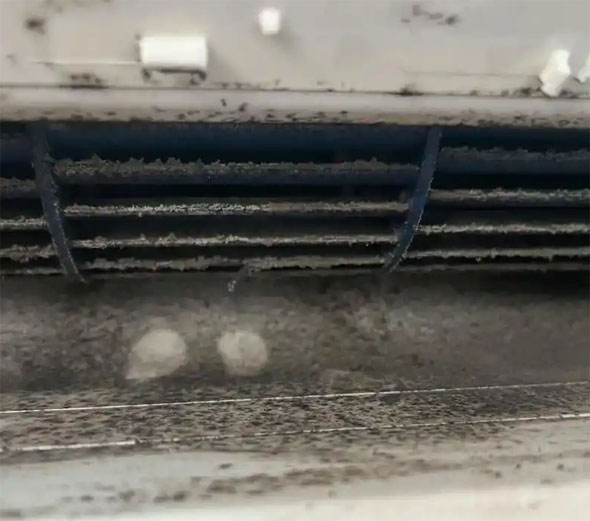 小店空调吹的风有股烧焦味是怎么回事